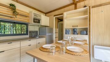 Réfrigérateur, micro-ondes, plaque de cuisson, cafetiÚre/bouilloire