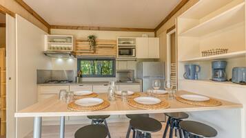 Kjøleskap, mikrobølgeovn, kokeplater og kaffetrakter/tekoker