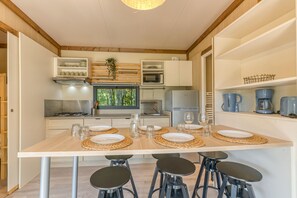 Jääkaappi, mikroaaltouuni, liesi, kahvin-/teenkeitin