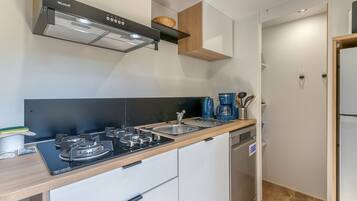 Réfrigérateur, micro-ondes, plaque de cuisson, lave-vaisselle