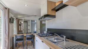 A modern kitchen with a gas stove, sink, and wooden countertop. - Apartment 'Nest 29 N°25' with Mountain View, Wi-Fi and Air Conditioning (Vaulnaveys-le-Bas)
