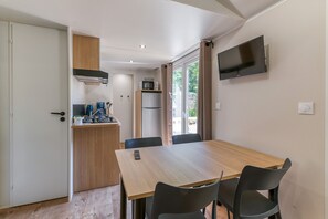 Dining - Apartment 'Nest 29 N°25' with Mountain View, Wi-Fi and Air Conditioning (Vaulnaveys-le-Bas)