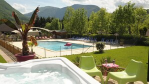 A hot tub, a swimming pool, lounge chairs, and a view of mountains. - Apartment 'Nest 29 N°25' with Mountain View, Wi-Fi and Air Conditioning (Vaulnaveys-le-Bas)