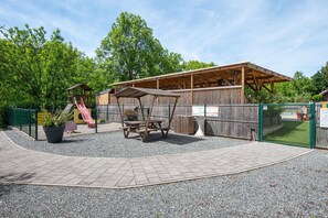 Children’s area - Apartment 'Chalet Violette' with Mountain View, Wi-Fi and Air Conditioning (Vaulnaveys-le-Bas)