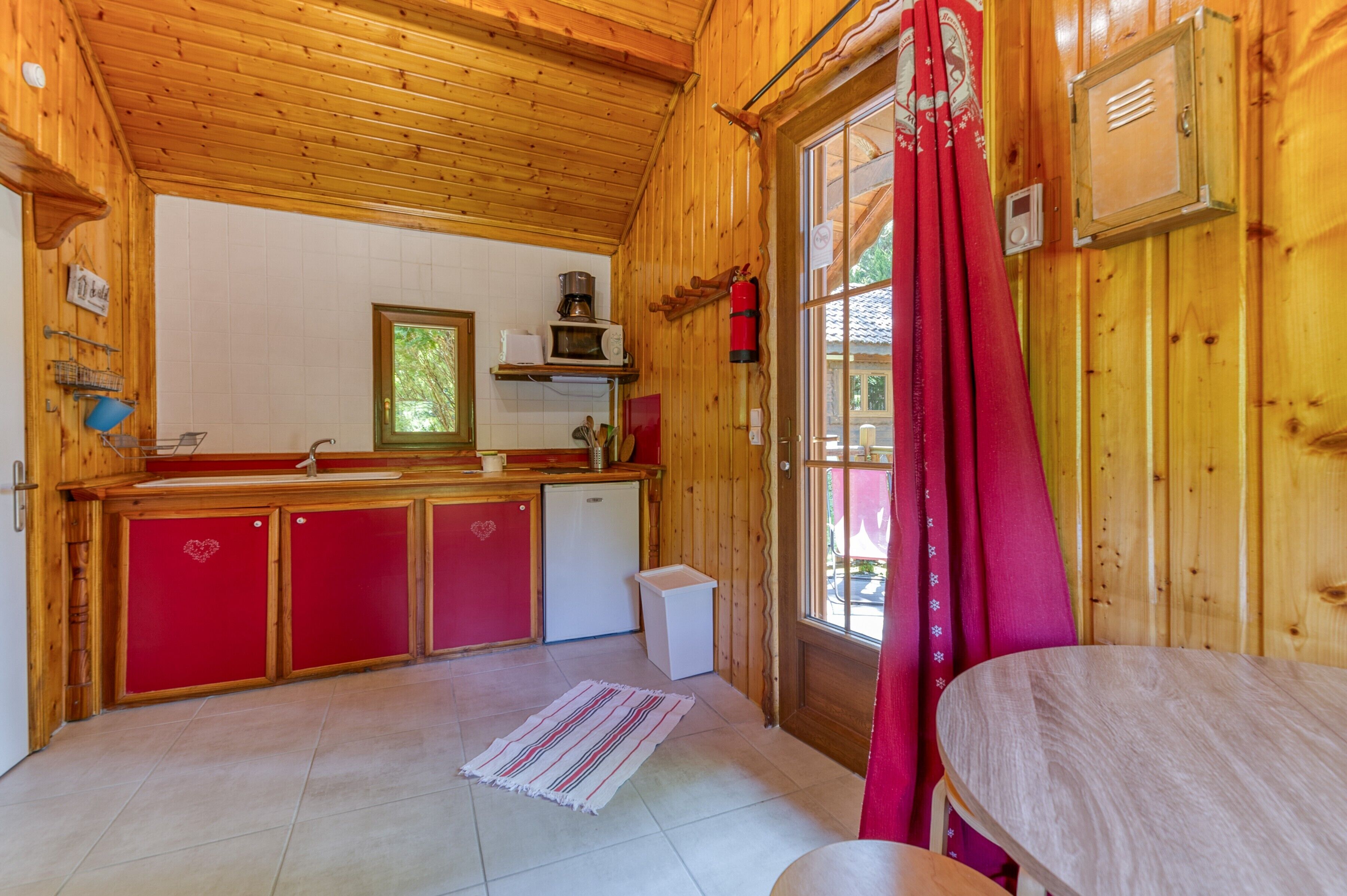 Frigorifero, microonde, piano cottura, macchina per tè/caffè