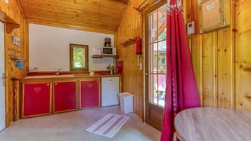 Frigorifero, microonde, piano cottura, macchina per tè/caffè