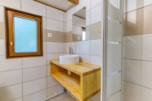 Shower - Apartment 'Chalet Violette' with Mountain View, Wi-Fi and Air Conditioning (Vaulnaveys-le-Bas)