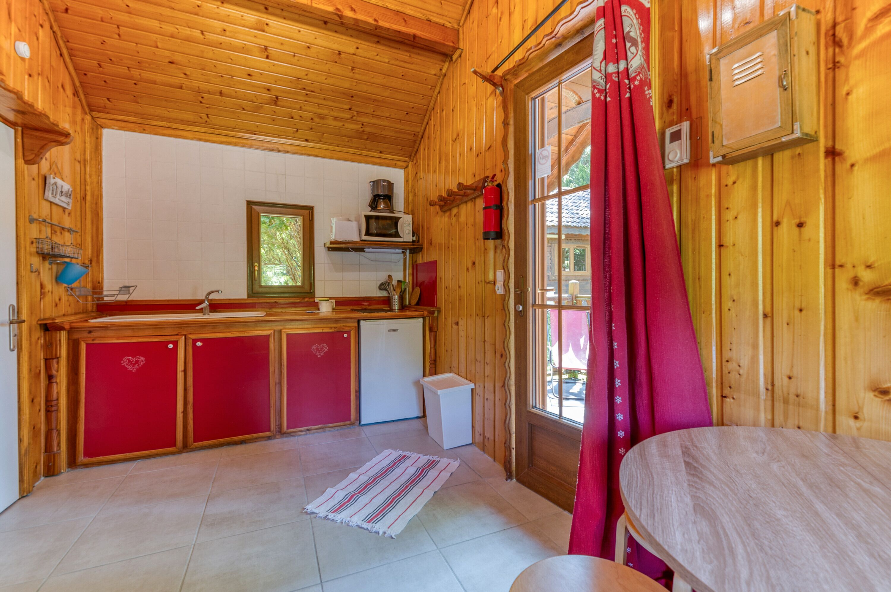 Kjøleskap, mikrobølgeovn, kokeplater og kaffetrakter/tekoker