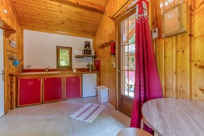 Fridge, microwave, stovetop, coffee/tea maker - Apartment 'Violette' with Mountain View, Wi-Fi and Air Conditioning (Vaulnaveys-le-Bas)