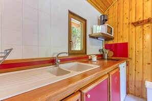 Jääkaappi, mikroaaltouuni, liesi, kahvin-/teenkeitin