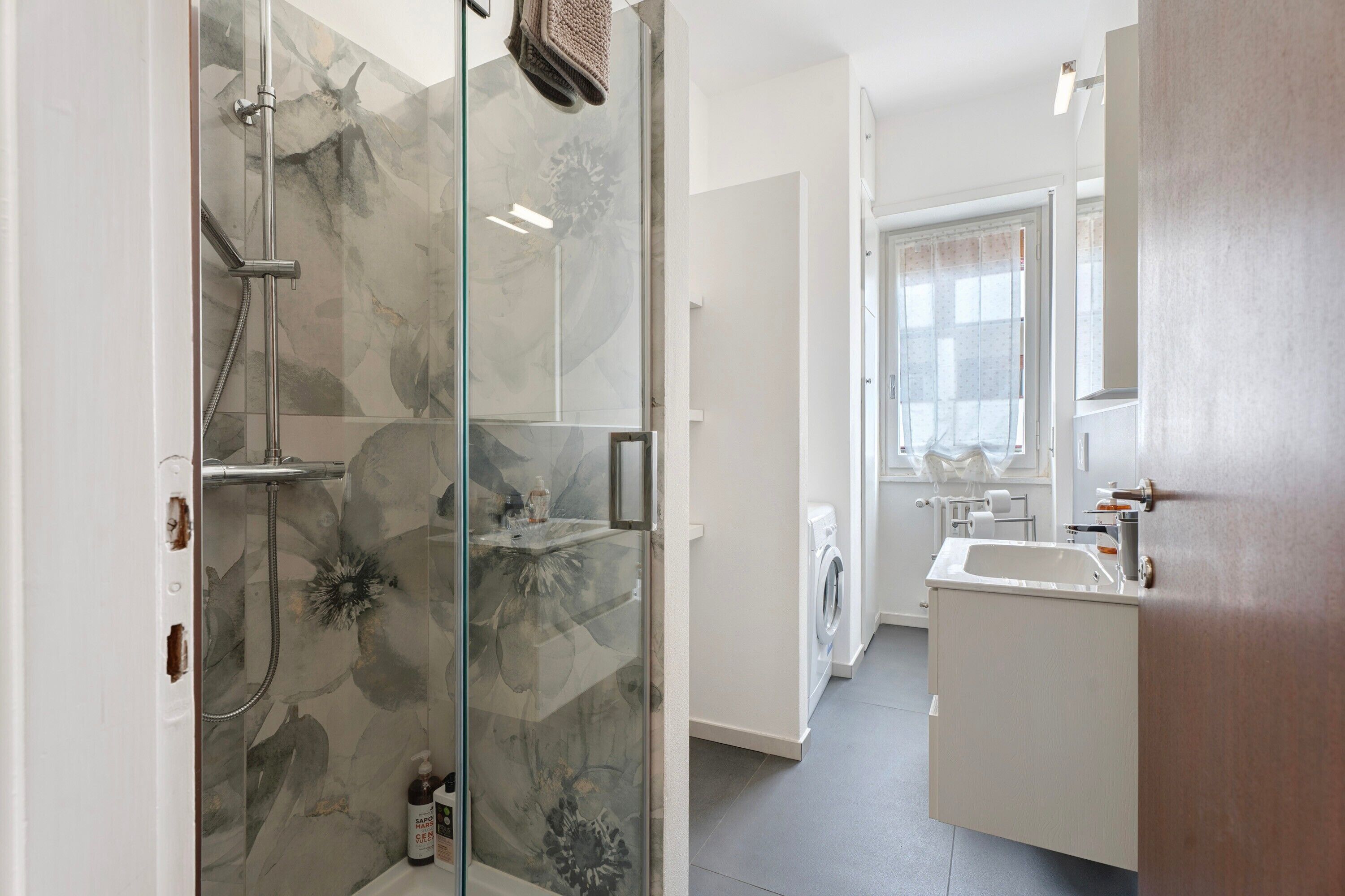 Dusche, Haartrockner, Handtücher