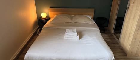 1 chambre, bureau, fer et planche à repasser, lit parapluie