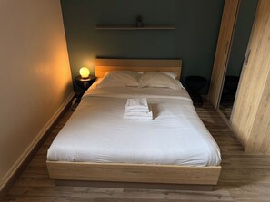 1 室のベッドルーム、デスク、アイロン / アイロン台、旅行用ベビーベッド