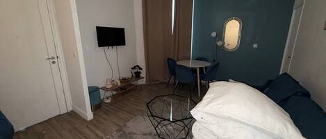 1 dormitorio, escritorio, tabla de planchar con plancha y cuna de viaje