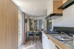 Fridge, microwave, stovetop, dishwasher