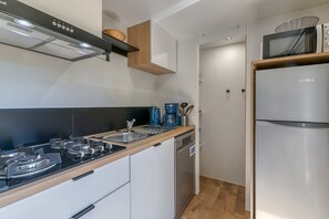 Réfrigérateur, micro-ondes, plaque de cuisson, lave-vaisselle