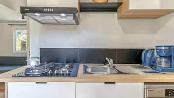 Réfrigérateur, micro-ondes, plaque de cuisson, lave-vaisselle