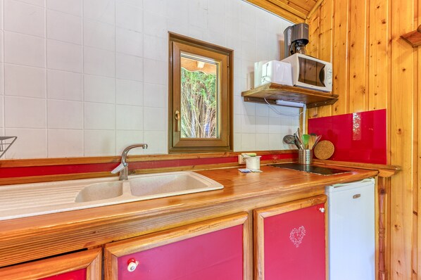 Fridge, microwave, stovetop, coffee/tea maker
