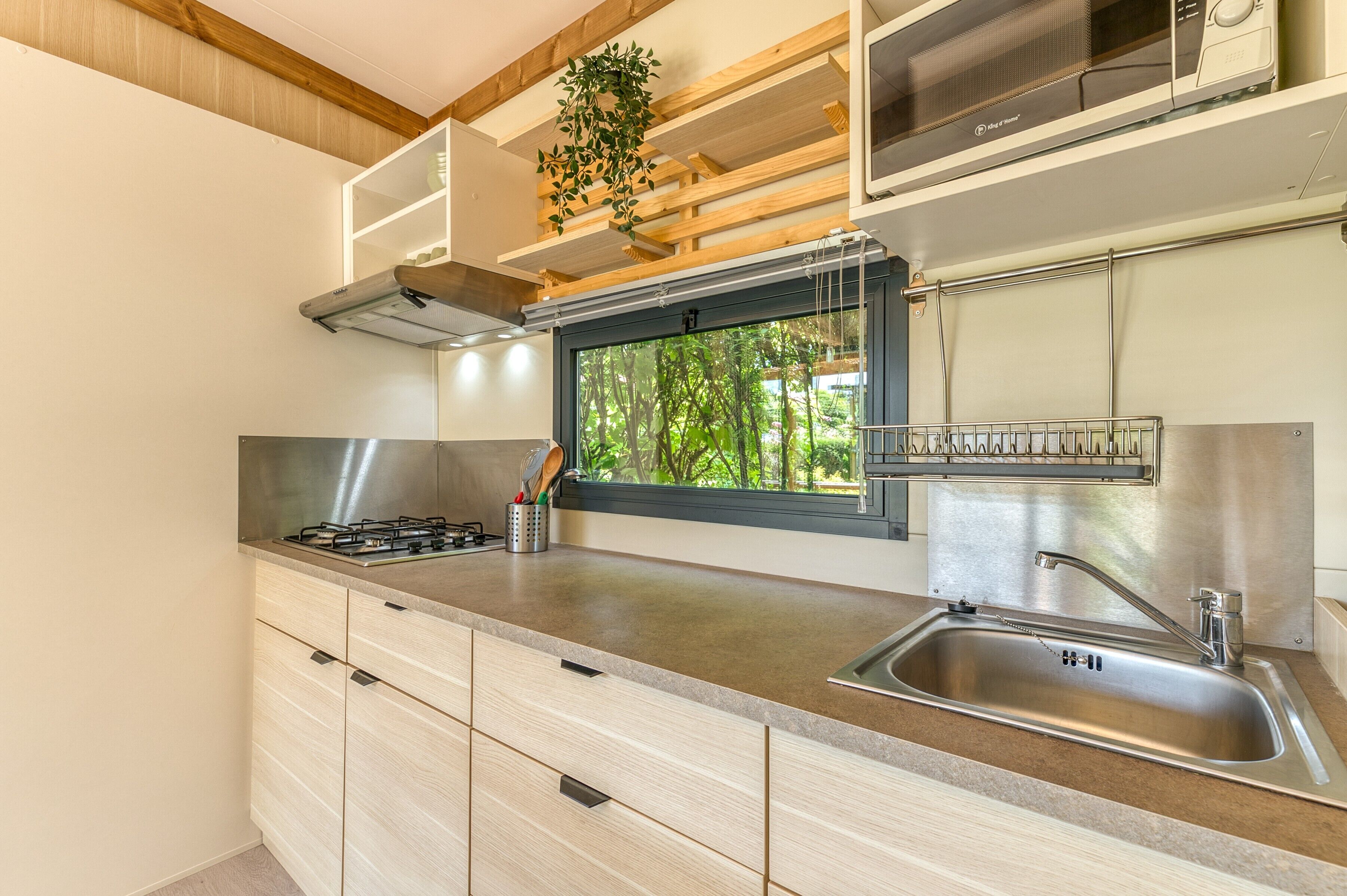 Réfrigérateur, micro-ondes, plaque de cuisson, cafetière/bouilloire