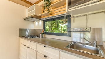 Réfrigérateur, micro-ondes, plaque de cuisson, cafetiÚre/bouilloire