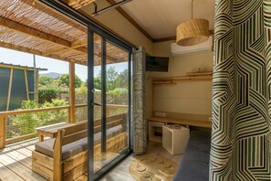 Téléviseur, table de ping-pong