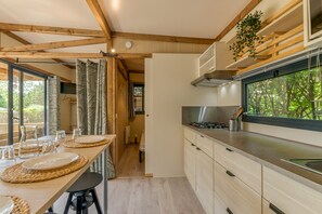 Refrigerador, microondas, parrilla de estufa y cafetera y tetera 