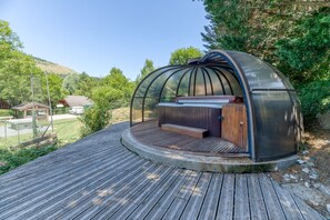 Outdoor spa tub - Apartment 'Narcisse' with Mountain View, Wi-Fi and Air Conditioning (Vaulnaveys-le-Bas)