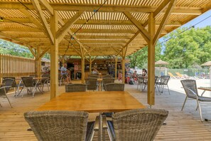 Outdoor dining - Apartment 'Narcisse' with Mountain View, Wi-Fi and Air Conditioning (Vaulnaveys-le-Bas)