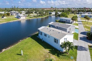 Exterior - Escape to Fort Myers Beach w/ Charming 2-bedroom house wifi, shuttle, comfy beds (Fort Myers Beach)