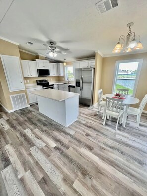 Dining - Escape to Fort Myers Beach w/ Charming 2-bedroom house wifi, shuttle, comfy beds (Fort Myers Beach)