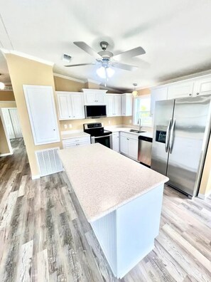 Private kitchen - Escape to Fort Myers Beach w/ Charming 2-bedroom house wifi, shuttle, comfy beds (Fort Myers Beach)