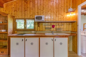 Refrigerador, microondas, parrilla de estufa y cafetera y tetera 