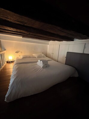 Desk, iron/ironing board, travel cot, free WiFi - BnBNook - Modern Studio - Mezzanine - Le Marais (Paris)