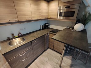 Fridge, microwave, stovetop, dishwasher