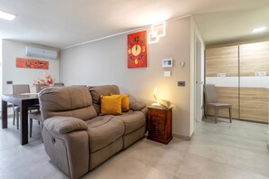 TV - Apartment 'Favola Rosa' with Shared Terrace, Wi-Fi and Air Conditioning (Alghero)