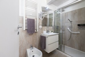 Shower, hair dryer, towels - Apartment 'Favola Rosa' with Shared Terrace, Wi-Fi and Air Conditioning (Alghero)