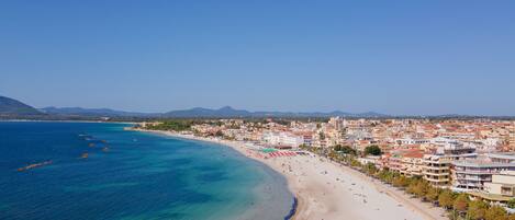 Una spiaggia nelle vicinanze