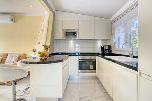 Fridge, microwave, oven, stovetop