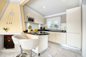 Fridge, microwave, oven, stovetop - Villa 'Hayahay' with Sea View, Wi-Fi and Air Conditioning (Calpe)