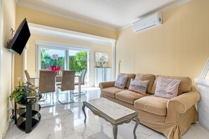 TV - Villa 'Hayahay' with Sea View, Wi-Fi and Air Conditioning (Calpe)