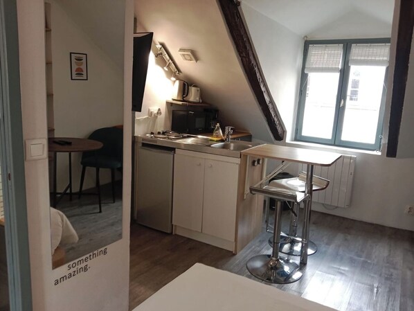 Fridge, microwave, stovetop, coffee/tea maker