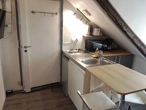 Fridge, microwave, stovetop, coffee/tea maker