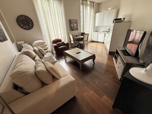 TV - BnBNook - Stylish 1BR - Heart of Golden Triangle (Paris)