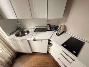 Réfrigérateur, micro-ondes, plaque de cuisson, lave-vaisselle