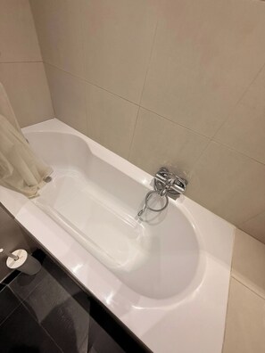 SĂšche-cheveux, serviettes fournies, savon, shampoing