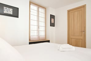 1 chambre, bureau, fer et planche Ă repasser, lit parapluie