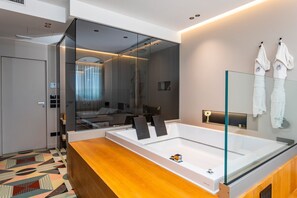 淋浴设施、吹风机、毛巾