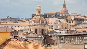 A cityscape with historic buildings, including a prominent dome and bell tower. - Bed and Breakfast 'Zoe Luxury Suites - Deluxe 03' with Sea View, Wi-Fi and Air Conditioning (Catania)