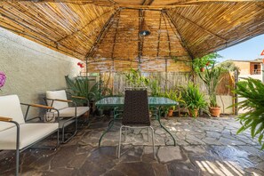 Outdoor dining - Apartment 'Gerani Rossi' with Shared Garden, Wi-Fi and Air Conditioning (Villa San Pietro)