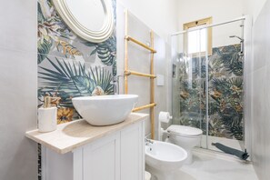 Shower, hair dryer, towels - Apartment 'Gerani Rossi' with Shared Garden, Wi-Fi and Air Conditioning (Villa San Pietro)